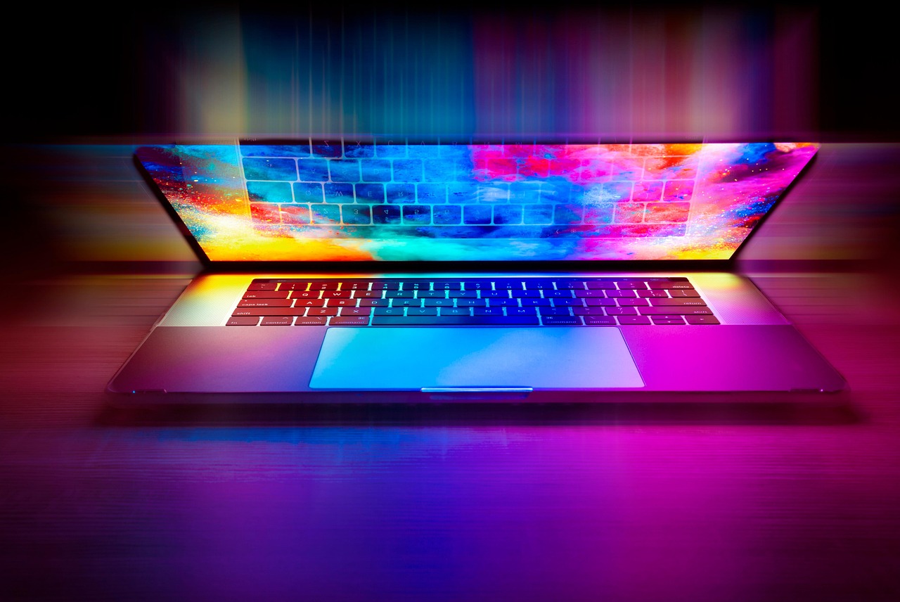 Laptop leicht geöffnet